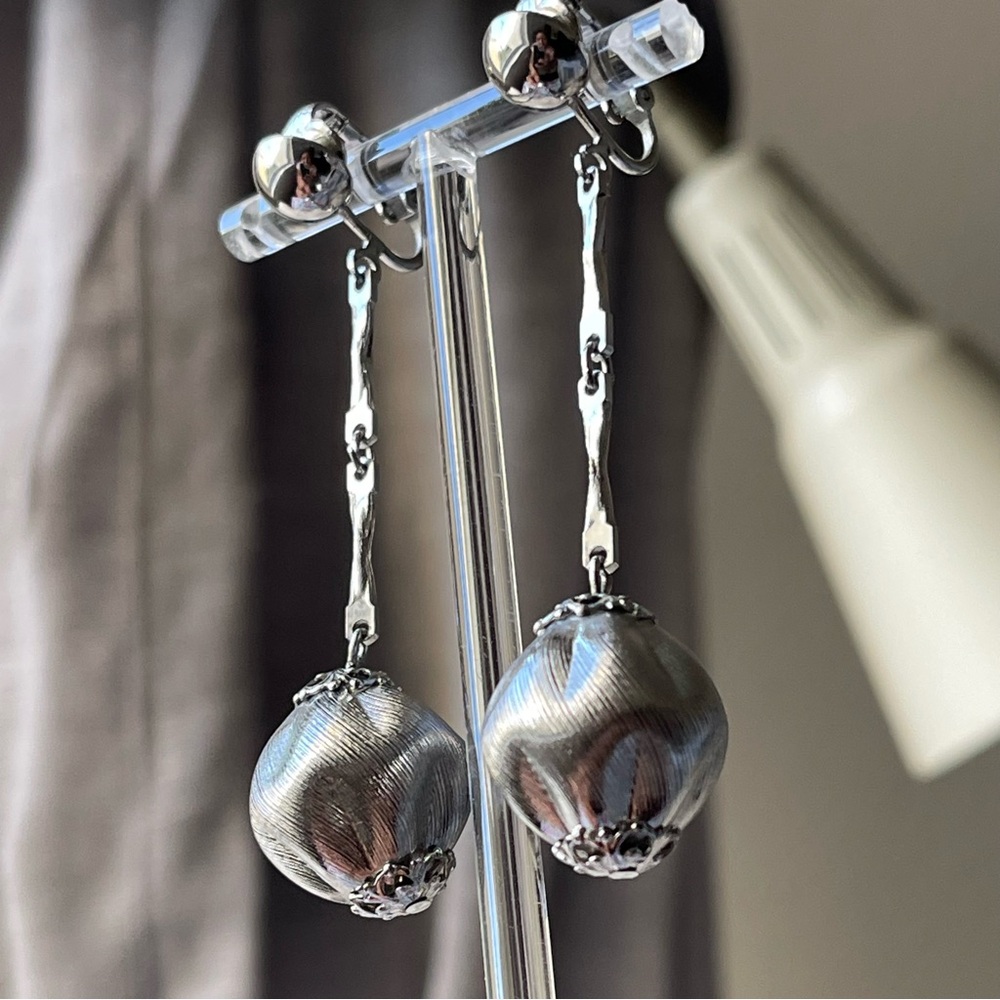Sarah Coventry | Vintage | Brushed Textured Silver Tone Dangle Clip On Earrings